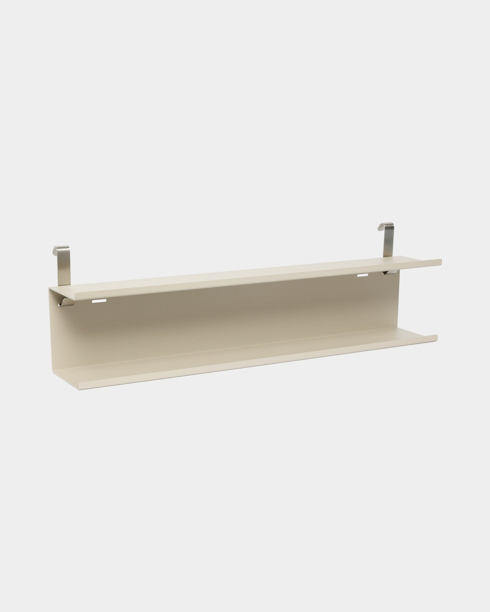 WoodUpp Double Metal Shelf BM1 in beige, 63,5 cm, gepoedercoat steel met twee beugels en een open onderzijde voor flexibele opbergruimte op akoestische panelen.